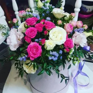 Радость и яркие цветы - Коробка с цветами