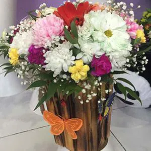 Always elegant - Wooden box with flowers