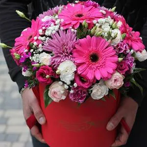 Sweet and beautiful feeling - Box with flowers