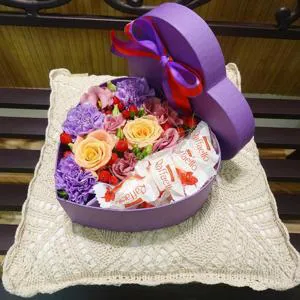 Moment of special love - Box with flowers