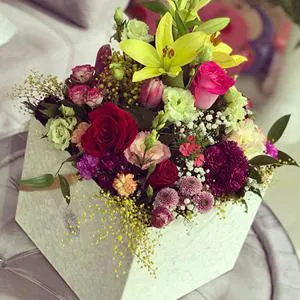 Красивые и радостные цветы - Коробка с цветами