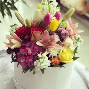 Lovely and joyful - Box with flowers
