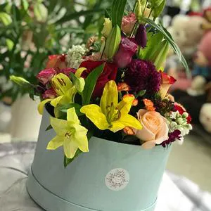 Bright elegance - Box with flowers