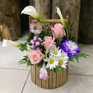 Love and joy style - Wooden box with flowers