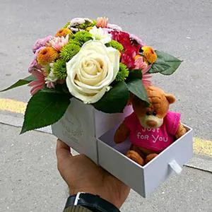 A colorful spring fragrance - Box with flowers