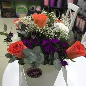Красочные и красивые цветы - Коробка с цветами