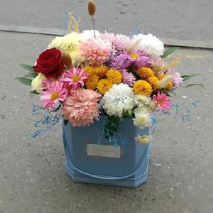 Mixed joys - Box with flowers