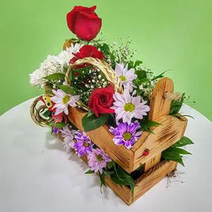 Special moment in love - Wooden box with flowers