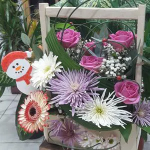 Beautiful and meaningful - Wooden box with flowers