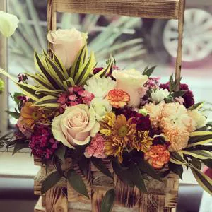 Qutuda parlaq an - Yeşikdə güllər