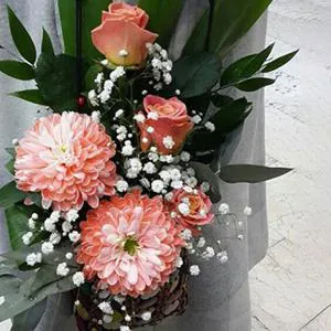 Parlaq güllər və an - Qutuda güllər