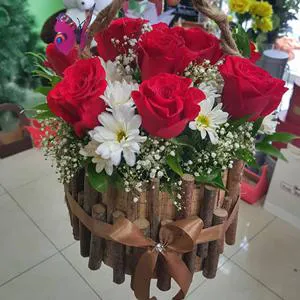 Qutuda parlaq sevgi - Qutuda güllər