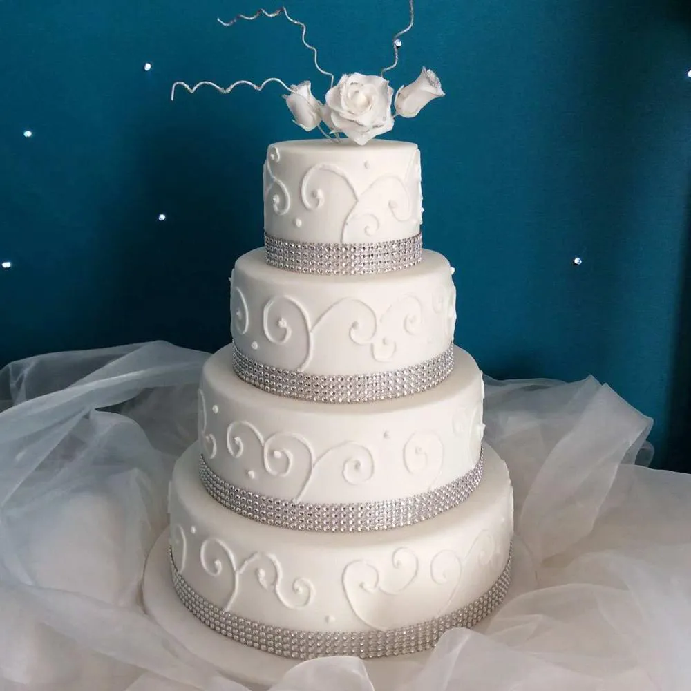 Kresloda tort oyoqda