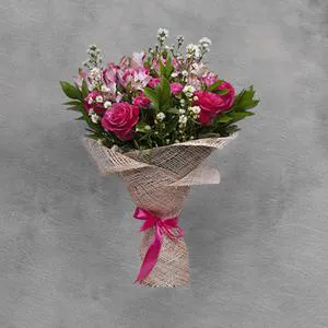 Parlaq rənglər içində - Gül buketi