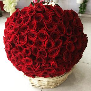 Sevinc səbəti - Səbətdə güllər