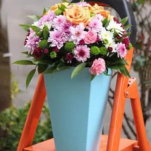 Joyful moment - Flowers in a box