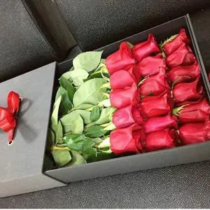 Qutuda bəyaz parlaqlıq gül buketi